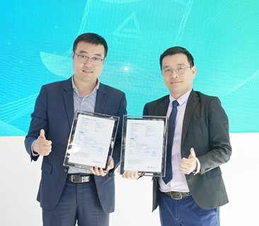 權(quán)威認(rèn)證賦能出海！TüV萊茵為鵬輝能源5MWh集裝箱頒發(fā)歐標(biāo)&美標(biāo)雙認(rèn)證證書